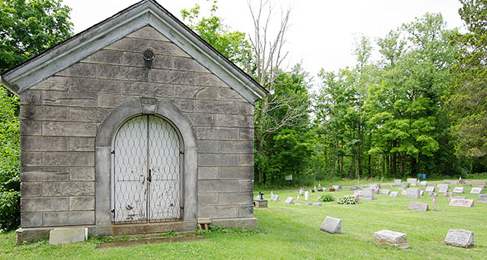 photo of old mausoleum at Auburn Center Cemetery in Auburn Ohio