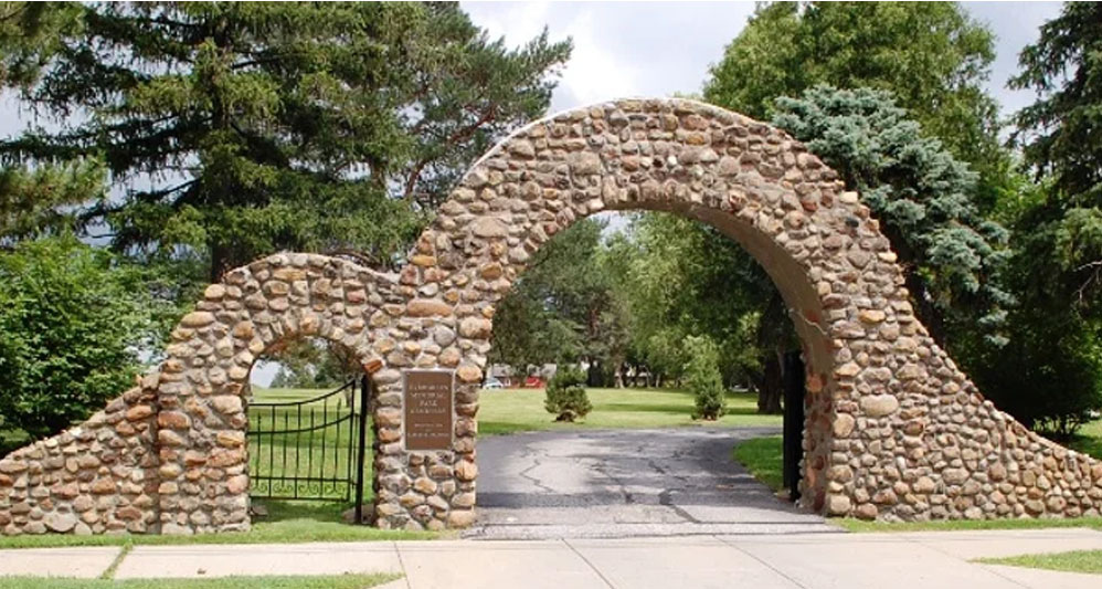photo of entrance to Evergreen Memorial Park Cemetery in Bedford Heights Ohio