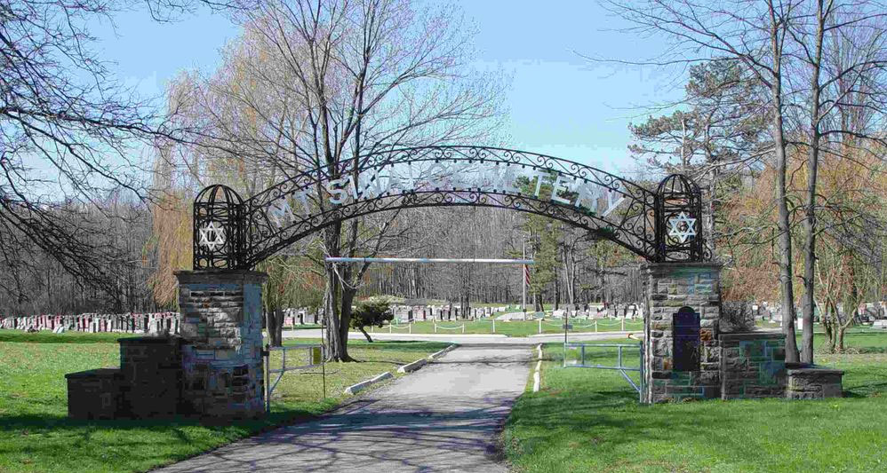 photo of the entrance to Mount Sinai Cemetery in Mayfield Village Ohio